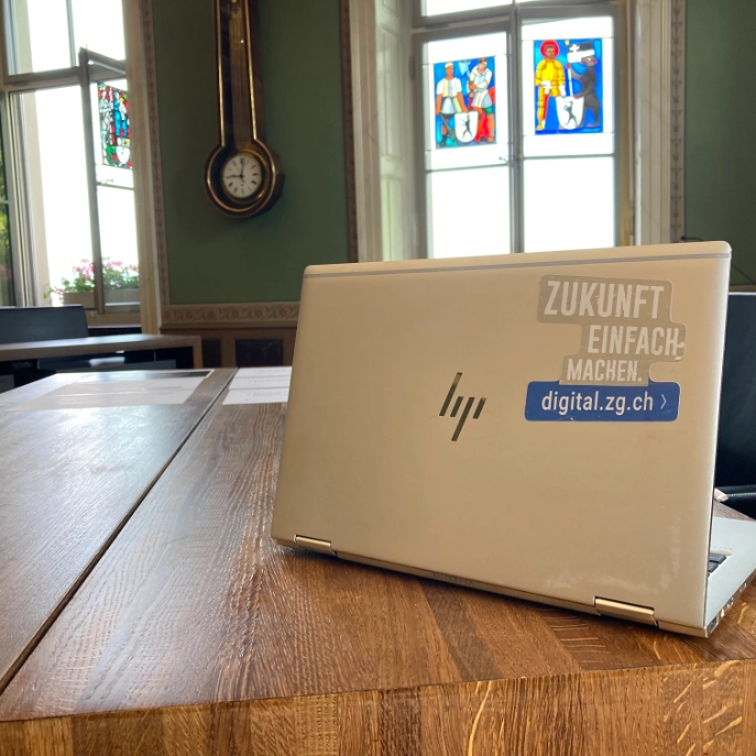 Laptop mit Digital-Zug-Sticker