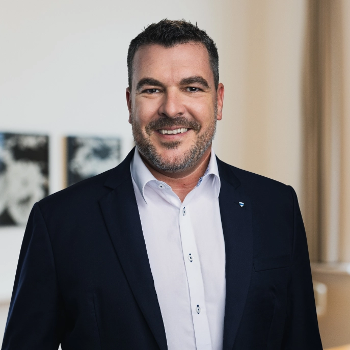 portrait_weber-florian_202509_quadratisch_saal