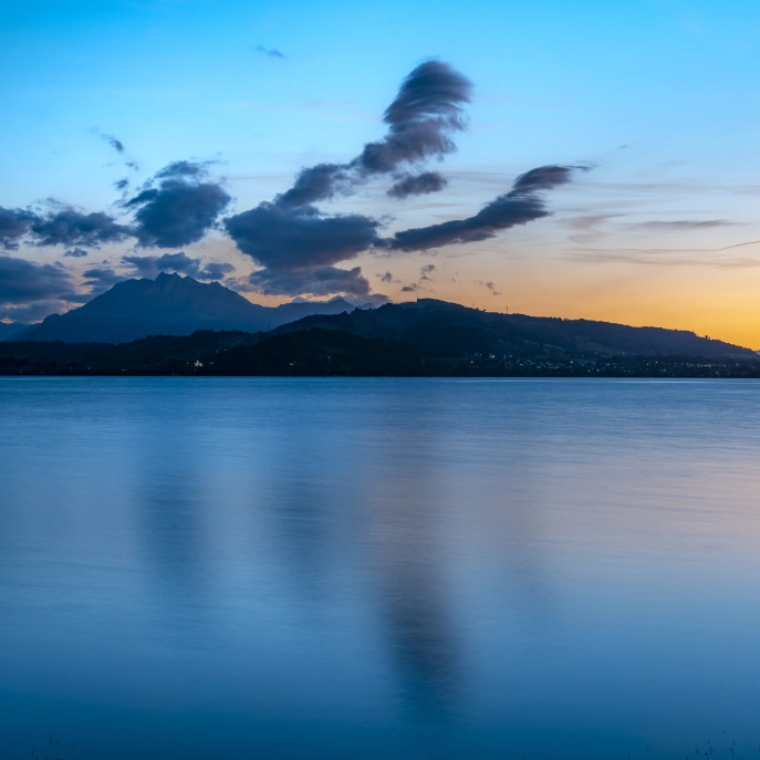 Zugersee mit Pilatus in Abenddämmerung