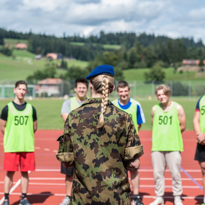 Weibliche AdA bei Instruktion von Rekruten