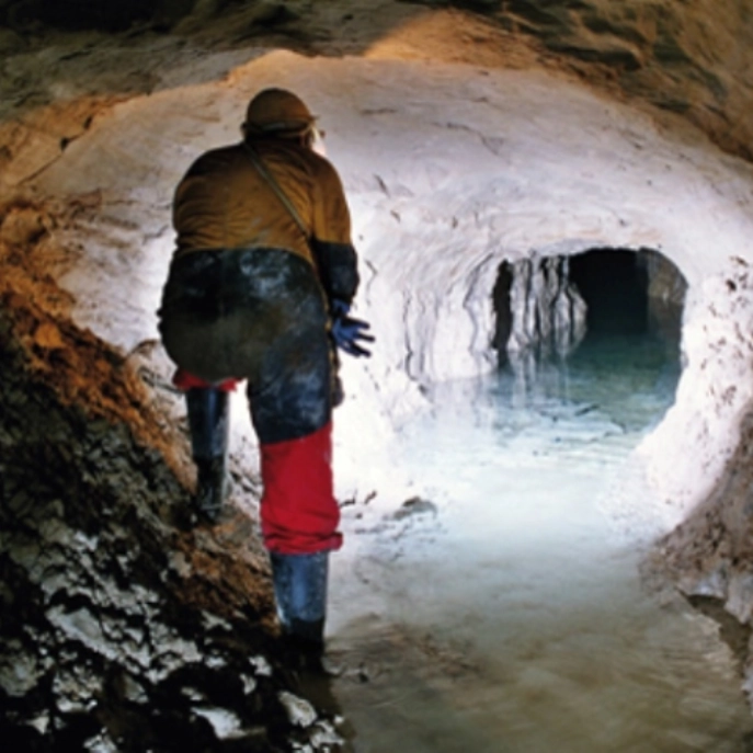 Beleuchtete Höhle der Stollenquelle