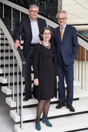 Gruppenfoto auf Treppe 