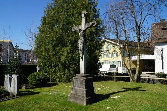 Seite von der Seite aus Stein auf Wiese, im Hintergrund Häuser