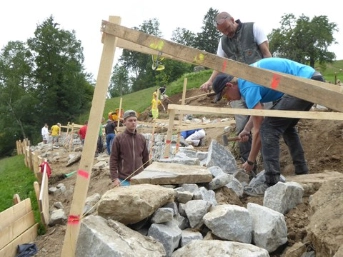 Angehende Maurerinnen und Maurer lernen das Trockenmaurern