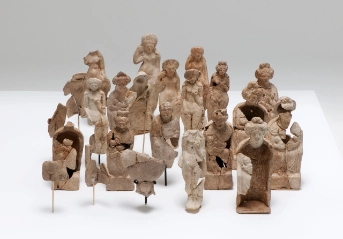 23 römische Terrakottenfiguren nebeneinander aufgereiht