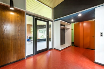 Ansicht Flur mit rotem Boden