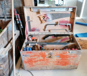 Geöffneter Handwerkskoffer mit Werkzeug