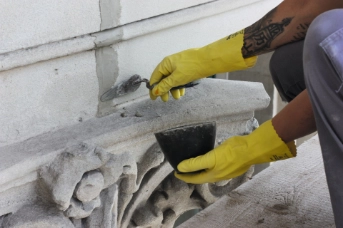 Details an der Fassade werden ausgebessert.