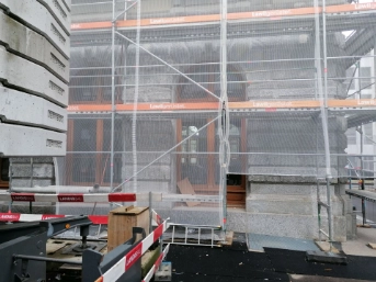 Die Postgebäude während der Baustelle