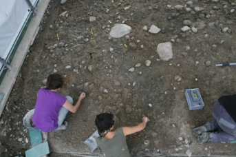 Abb. 3: Cham-Bachgraben, Ausgräberinnen bei der Arbeit. Foto ADA ZG, Daniel Möckli.