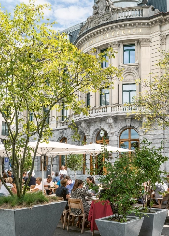 Postgebäude mit Aussenplatz