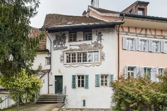 Die Kanone auf der Fassadenmalerei verlieh dem Haus am Rand der Inneren Altstadt seine aktuelle Bezeichnung. Vor der geplanten Sanierung ermöglichen die beteiligten Fachleute einen Blick hinter die Kulissen. Foto: Daniela Burkart, im Auftrag von Röösli Architekten AG, Zug 