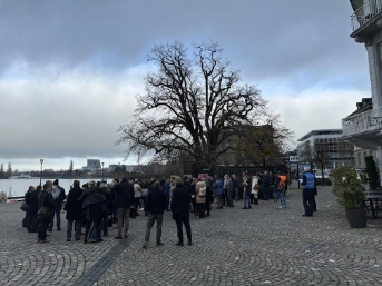 Evakuierte Personen auf dem Sammelplatz beim Zuger Landsgemeindeplatz