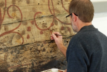 Die vor dem Abbruch geretteten Malereien stammen aus einem Baarer Wohnhaus des frühen 15. Jahrhunderts und sind an den Denkmaltagen zur Besichtigung ausgestellt. Das Amt für Denkmalpflege und Archäologie und der Schweizerische Verband für Konservierung und Restaurierung (SKR) geben Auskunft zum Kontext und Erhalt der Malereien. Foto: ADA Zug