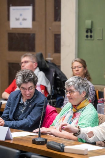 Chantal Sager und Frieda Iten äusserten sich an der inklusiven Landsgemeinde zum Thema Wohnen für Menschen mit Behinderungen. Bild: Sandro Imhasly