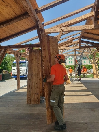 Zivilschützer beim Aufbau eines Chalets