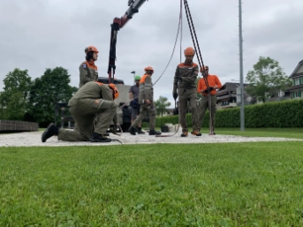 Zivilschützer beim Verlegen von Bodenplatten