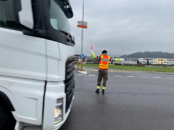 Ein Zivilschützer beim Verkehrsdienst