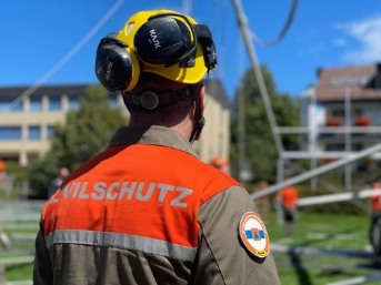 Zivilschützer bei Abbauarbeiten nach Treffen