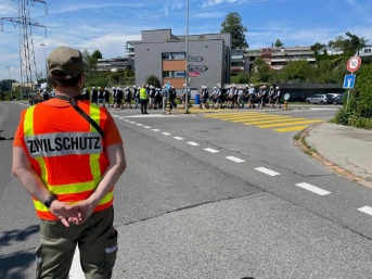 Zivilschützer bei Verkehrsdienst während Umzug