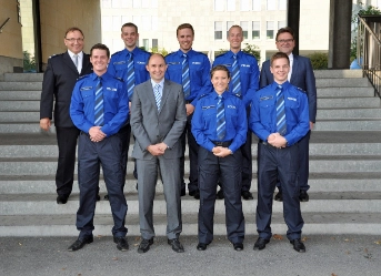 Regierungsrat Villiger und Polizeikommandant Walker zusammen mit den neuen Polizeiangehörigen