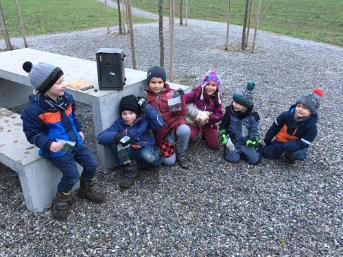 Kinder finden Tresor beim Spielen