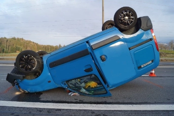 Auto landet auf Dach