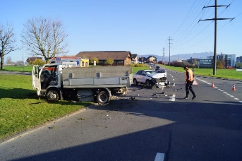 Kollision zwischen Auto und Lieferwagen