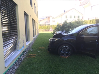 Autolenker prallt in Hauswand