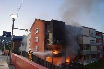 Brand in einem Mehrfamilienhaus