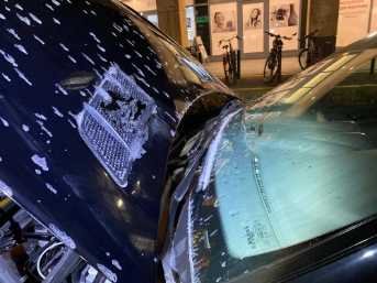 Flammen aus einem Fahrzeug ausgebrochen