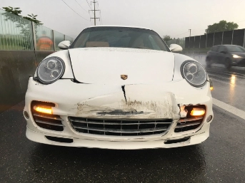 Sportwagen prallt in Mauer