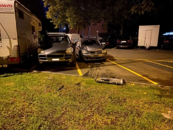 Alkoholisiert in parkiertes Auto und Patrouillenfahrzeug gefahren