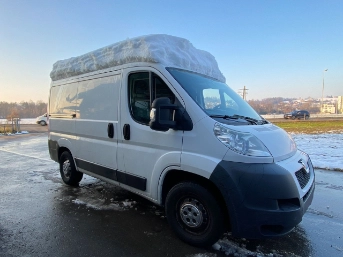 Schnee auf dem Fahrzeugdach