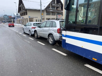 Linienbus prallt in Auto