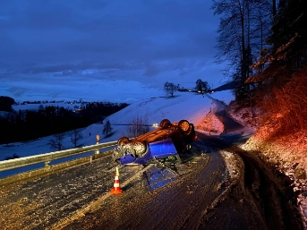 Selbstunfall endet auf dem Dach