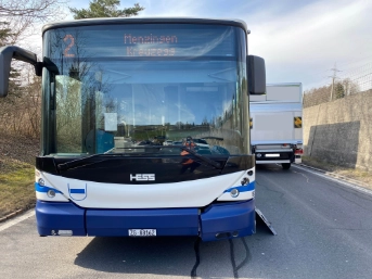 Streifkollsion zwischen Bus und Auto