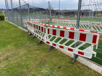 Offroadfahrt endet in einem Ballfanggitter