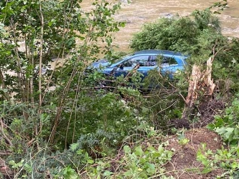 Auto stürzt in Sihl