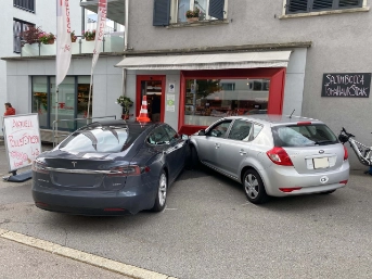 Rückwärts auf die Strasse und vorwärts in die Mauer
