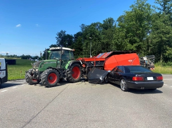 Kollision zwischen Traktor und Auto