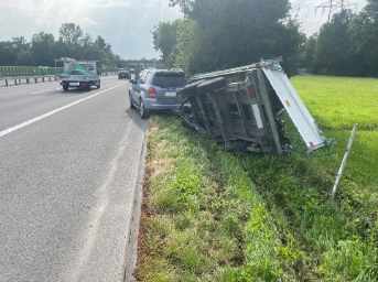 Anhänger kippt auf der Autobahn
