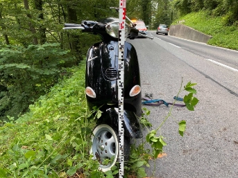 Roller landet im Tobel