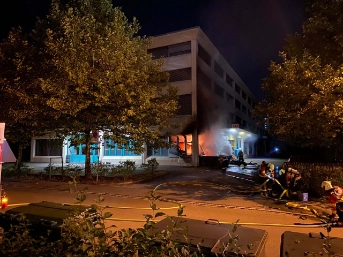 Muldenbrand endet mit Gebäudeschaden