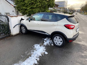Aus dem Parkplatz in die Mauer