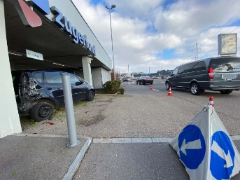 Missglücktes Fahrmanöver endet in Pfeiler