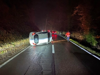 Auto landet auf Fahrerseite