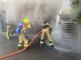 Starke Rauchentwicklung in Garagenbox