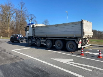 Kollision zwischen Lastwagen und Auto