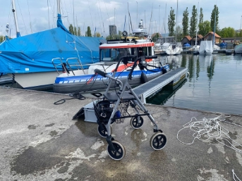 Seepolizisten helfen Rentnerin